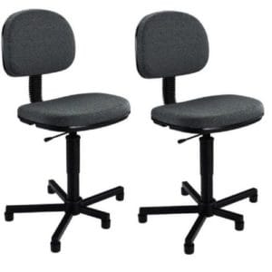 Kit de 2 cadeiras costureiras ergonômicas NR-17 em tecido escuro.