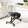 Cadeira ajoelhada ergonômica preta EP-A New Ergon com assento e apoios acolchoados, estrutura metálica e rodízios, em ambiente de escritório.