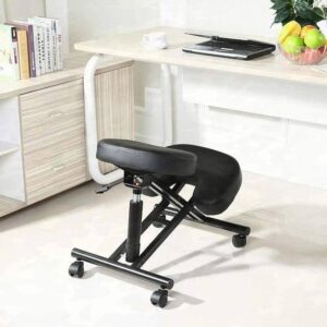 Cadeira ajoelhada ergonômica preta EP-A New Ergon com assento e apoios acolchoados, estrutura metálica e rodízios, em ambiente de escritório.
