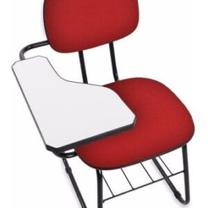 Cadeira universitária Iso Cadeira Escritório IND, estofada em tecido vermelho, com prancheta fixa branca lateral e porta livros em estrutura de aço tubular preta.