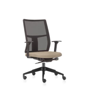 Cadeira de escritório giratória com encosto em tela mesh preta, assento estofado em tecido bege, braços fixos pretos e base de 5 pontas em nylon preto.