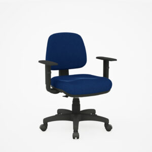 Cadeira secretária giratória estofada em tecido azul com braços fixos pretos e base de 5 rodízios pretos.