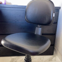 Mocho POP para Bancada Baixa e Mesa de Manicure — sem Aro, Encosto com Alavanca | Acabamento Preto, Altura 44–54 cm | 19 Cores — Cadeira Escritório IND photo review