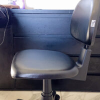 Mocho POP para Bancada Baixa e Mesa de Manicure — sem Aro, Encosto com Alavanca | Acabamento Preto, Altura 44–54 cm | 19 Cores — Cadeira Escritório IND photo review