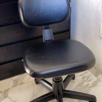 Mocho POP para Bancada Baixa e Mesa de Manicure — sem Aro, Encosto com Alavanca | Acabamento Preto, Altura 44–54 cm | 19 Cores — Cadeira Escritório IND photo review