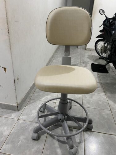 Mocho 2009 com Aro de Apoio para os Pés — para Consultório Odontológico e Bancada Alta | Encosto Regulável, Acabamento Cinza, 135 kg | 17 Cores — Cadeira Escritório IND photo review