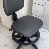 Mocho com Aro de Apoio para os Pés — para Bancada Alta, Maca e Cadeira de Paciente | Encosto Regulável, Acabamento Preto, 135 kg | 19 Cores — Cadeira Escritório IND photo review