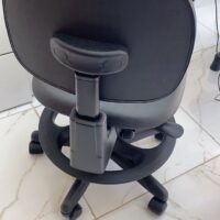 Mocho com Aro de Apoio para os Pés — para Bancada Alta, Maca e Cadeira de Paciente | Encosto Regulável, Acabamento Preto, 135 kg | 19 Cores — Cadeira Escritório IND photo review