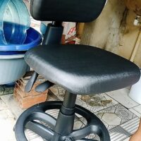 Mocho com Aro de Apoio para os Pés — para Bancada Alta, Maca e Cadeira de Paciente | Encosto Regulável, Acabamento Preto, 135 kg | 19 Cores — Cadeira Escritório IND photo review