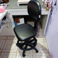 Mocho com Aro de Apoio para os Pés — para Bancada Alta, Maca e Cadeira de Paciente | Encosto Regulável, Acabamento Preto, 135 kg | 19 Cores — Cadeira Escritório IND photo review