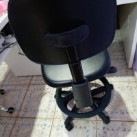 Mocho com Aro de Apoio para os Pés — para Bancada Alta, Maca e Cadeira de Paciente | Encosto Regulável, Acabamento Preto, 135 kg | 19 Cores — Cadeira Escritório IND photo review