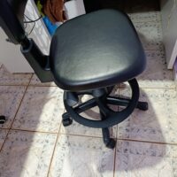 Mocho com Aro de Apoio para os Pés — para Bancada Alta, Maca e Cadeira de Paciente | Encosto Regulável, Acabamento Preto, 135 kg | 19 Cores — Cadeira Escritório IND photo review
