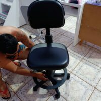 Mocho com Aro de Apoio para os Pés — para Bancada Alta, Maca e Cadeira de Paciente | Encosto Regulável, Acabamento Preto, 135 kg | 19 Cores — Cadeira Escritório IND photo review