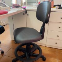 Mocho com Aro de Apoio para os Pés — para Bancada Alta, Maca e Cadeira de Paciente | Encosto Regulável, Acabamento Preto, 135 kg | 19 Cores — Cadeira Escritório IND photo review