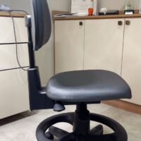 Mocho com Aro de Apoio para os Pés — para Bancada Alta, Maca e Cadeira de Paciente | Encosto Regulável, Acabamento Preto, 135 kg | 19 Cores — Cadeira Escritório IND photo review