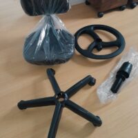 Mocho com Aro de Apoio para os Pés — para Bancada Alta, Maca e Cadeira de Paciente | Encosto Regulável, Acabamento Preto, 135 kg | 19 Cores — Cadeira Escritório IND photo review