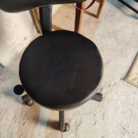 Mocho Giratório com Encosto e Regulagem a Gás | Estética, Massagem, Tatuagem e Consultório | 13 Cores — Cadeira Escritório IND photo review