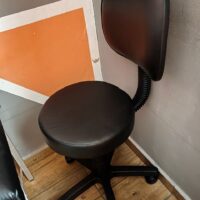Mocho Giratório com Encosto e Regulagem a Gás | Estética, Massagem, Tatuagem e Consultório | 13 Cores — Cadeira Escritório IND photo review
