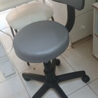 Mocho Giratório com Encosto e Regulagem a Gás | Estética, Massagem, Tatuagem e Consultório | 13 Cores — Cadeira Escritório IND photo review