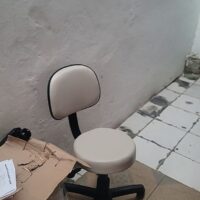 Mocho Giratório com Encosto e Regulagem a Gás | Estética, Massagem, Tatuagem e Consultório | 13 Cores — Cadeira Escritório IND photo review