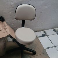 Mocho Giratório com Encosto e Regulagem a Gás | Estética, Massagem, Tatuagem e Consultório | 13 Cores — Cadeira Escritório IND photo review