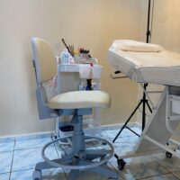 Mocho 2009 com Aro de Apoio para os Pés — para Consultório Odontológico e Bancada Alta | Encosto Regulável, Acabamento Cinza, 135 kg | 17 Cores — Cadeira Escritório IND photo review