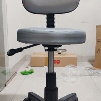 Mocho Giratório com Encosto e Regulagem a Gás | Estética, Massagem, Tatuagem e Consultório | 13 Cores — Cadeira Escritório IND photo review