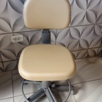Mocho 2009 com Aro de Apoio para os Pés — para Consultório Odontológico e Bancada Alta | Encosto Regulável, Acabamento Cinza, 135 kg | 17 Cores — Cadeira Escritório IND photo review