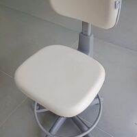 Mocho 2009 com Aro de Apoio para os Pés — para Consultório Odontológico e Bancada Alta | Encosto Regulável, Acabamento Cinza, 135 kg | 17 Cores — Cadeira Escritório IND photo review