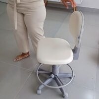 Mocho 2009 com Aro de Apoio para os Pés — para Consultório Odontológico e Bancada Alta | Encosto Regulável, Acabamento Cinza, 135 kg | 17 Cores — Cadeira Escritório IND photo review