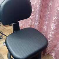 Mocho com Aro de Apoio para os Pés — para Bancada Alta, Maca e Cadeira de Paciente | Encosto Regulável, Acabamento Preto, 135 kg | 19 Cores — Cadeira Escritório IND photo review