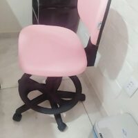 Mocho com Aro de Apoio para os Pés — para Bancada Alta, Maca e Cadeira de Paciente | Encosto Regulável, Acabamento Preto, 135 kg | 19 Cores — Cadeira Escritório IND photo review