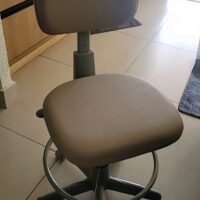 Mocho 2009 com Aro de Apoio para os Pés — para Consultório Odontológico e Bancada Alta | Encosto Regulável, Acabamento Cinza, 135 kg | 17 Cores — Cadeira Escritório IND photo review