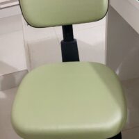 Mocho com Aro de Apoio para os Pés — para Bancada Alta, Maca e Cadeira de Paciente | Encosto Regulável, Acabamento Preto, 135 kg | 19 Cores — Cadeira Escritório IND photo review