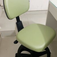 Mocho com Aro de Apoio para os Pés — para Bancada Alta, Maca e Cadeira de Paciente | Encosto Regulável, Acabamento Preto, 135 kg | 19 Cores — Cadeira Escritório IND photo review