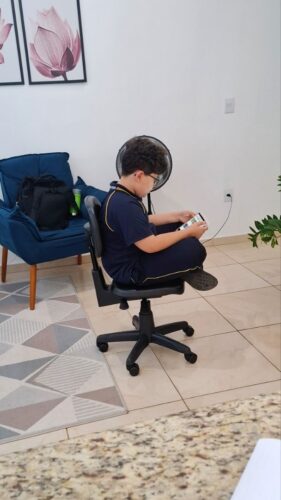 Mocho POP para Bancada Baixa e Mesa de Manicure — sem Aro, Encosto com Alavanca | Acabamento Preto, Altura 44–54 cm | 19 Cores — Cadeira Escritório IND photo review