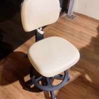 Mocho com Aro de Apoio para os Pés — para Bancada Alta, Maca e Cadeira de Paciente | Encosto Regulável, Acabamento Preto, 135 kg | 19 Cores — Cadeira Escritório IND photo review
