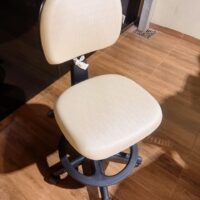 Mocho com Aro de Apoio para os Pés — para Bancada Alta, Maca e Cadeira de Paciente | Encosto Regulável, Acabamento Preto, 135 kg | 19 Cores — Cadeira Escritório IND photo review