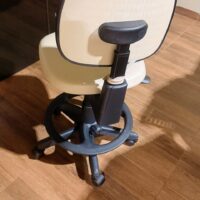 Mocho com Aro de Apoio para os Pés — para Bancada Alta, Maca e Cadeira de Paciente | Encosto Regulável, Acabamento Preto, 135 kg | 19 Cores — Cadeira Escritório IND photo review
