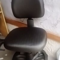 Mocho com Aro de Apoio para os Pés — para Bancada Alta, Maca e Cadeira de Paciente | Encosto Regulável, Acabamento Preto, 135 kg | 19 Cores — Cadeira Escritório IND photo review