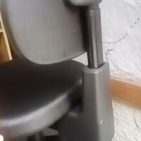 Mocho com Aro de Apoio para os Pés — para Bancada Alta, Maca e Cadeira de Paciente | Encosto Regulável, Acabamento Preto, 135 kg | 19 Cores — Cadeira Escritório IND photo review