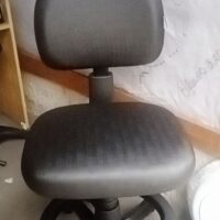 Mocho com Aro de Apoio para os Pés — para Bancada Alta, Maca e Cadeira de Paciente | Encosto Regulável, Acabamento Preto, 135 kg | 19 Cores — Cadeira Escritório IND photo review
