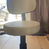 Mocho Giratório com Encosto e Regulagem a Gás | Estética, Massagem, Tatuagem e Consultório | 13 Cores — Cadeira Escritório IND photo review