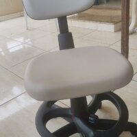 Mocho com Aro de Apoio para os Pés — para Bancada Alta, Maca e Cadeira de Paciente | Encosto Regulável, Acabamento Preto, 135 kg | 19 Cores — Cadeira Escritório IND photo review