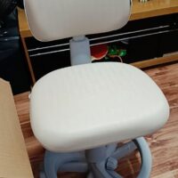 Mocho 2009 com Aro de Apoio para os Pés — para Consultório Odontológico e Bancada Alta | Encosto Regulável, Acabamento Cinza, 135 kg | 17 Cores — Cadeira Escritório IND photo review