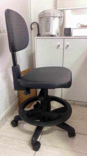 Mocho com Aro de Apoio para os Pés — para Bancada Alta, Maca e Cadeira de Paciente | Encosto Regulável, Acabamento Preto, 135 kg | 19 Cores — Cadeira Escritório IND photo review