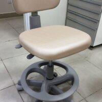 Mocho 2009 com Aro de Apoio para os Pés — para Consultório Odontológico e Bancada Alta | Encosto Regulável, Acabamento Cinza, 135 kg | 17 Cores — Cadeira Escritório IND photo review
