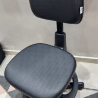 Mocho com Aro de Apoio para os Pés — para Bancada Alta, Maca e Cadeira de Paciente | Encosto Regulável, Acabamento Preto, 135 kg | 19 Cores — Cadeira Escritório IND photo review