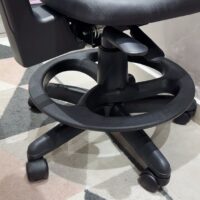 Mocho com Aro de Apoio para os Pés — para Bancada Alta, Maca e Cadeira de Paciente | Encosto Regulável, Acabamento Preto, 135 kg | 19 Cores — Cadeira Escritório IND photo review