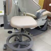 Mocho 2009 com Aro de Apoio para os Pés — para Consultório Odontológico e Bancada Alta | Encosto Regulável, Acabamento Cinza, 135 kg | 17 Cores — Cadeira Escritório IND photo review